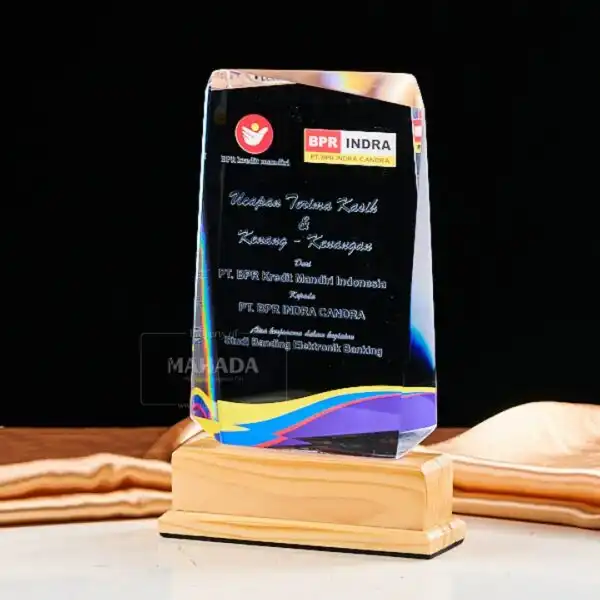 Plakat Akrilik dan Kayu Bentuk Kotak Transparan dan Custom Desain (7)