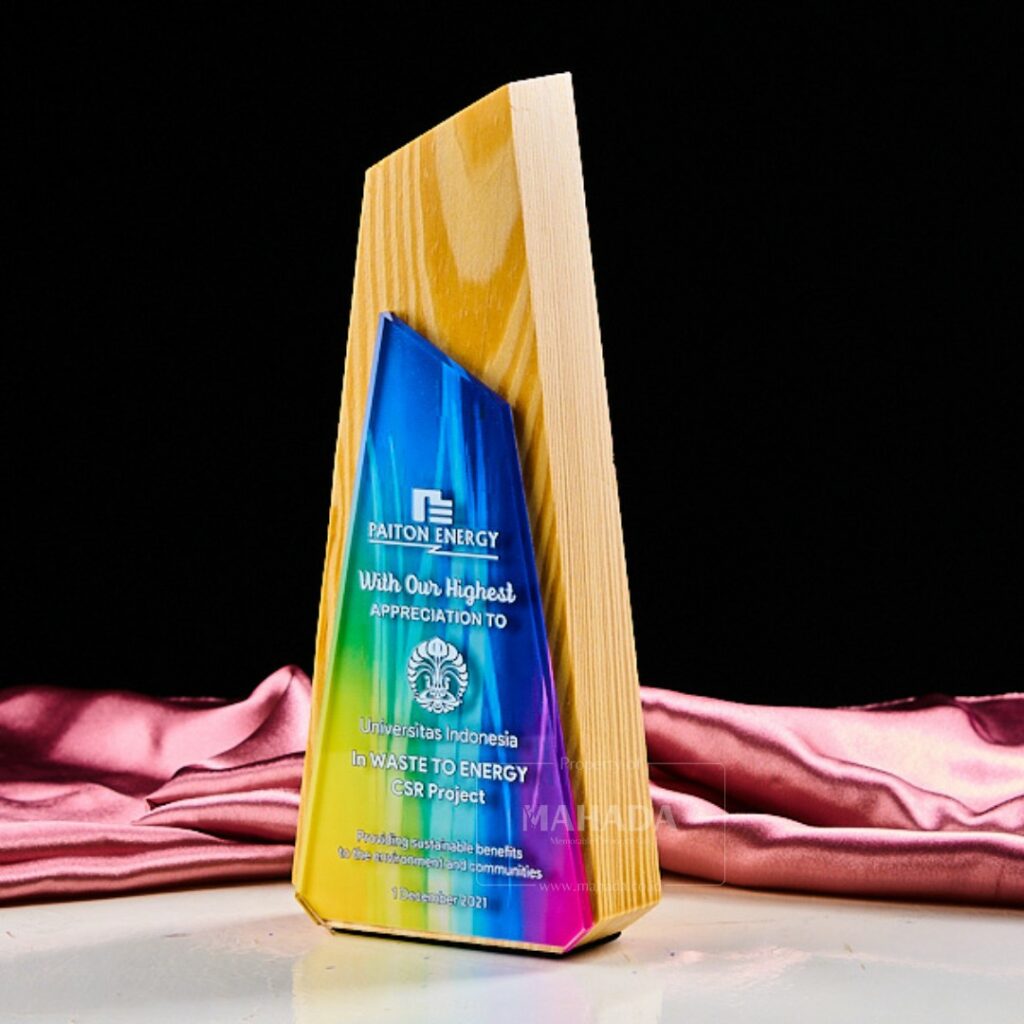 Plakat Akrilik dan Kayu Bentuk Segitiga Dapat Custom Bentuk dan Desain (3)