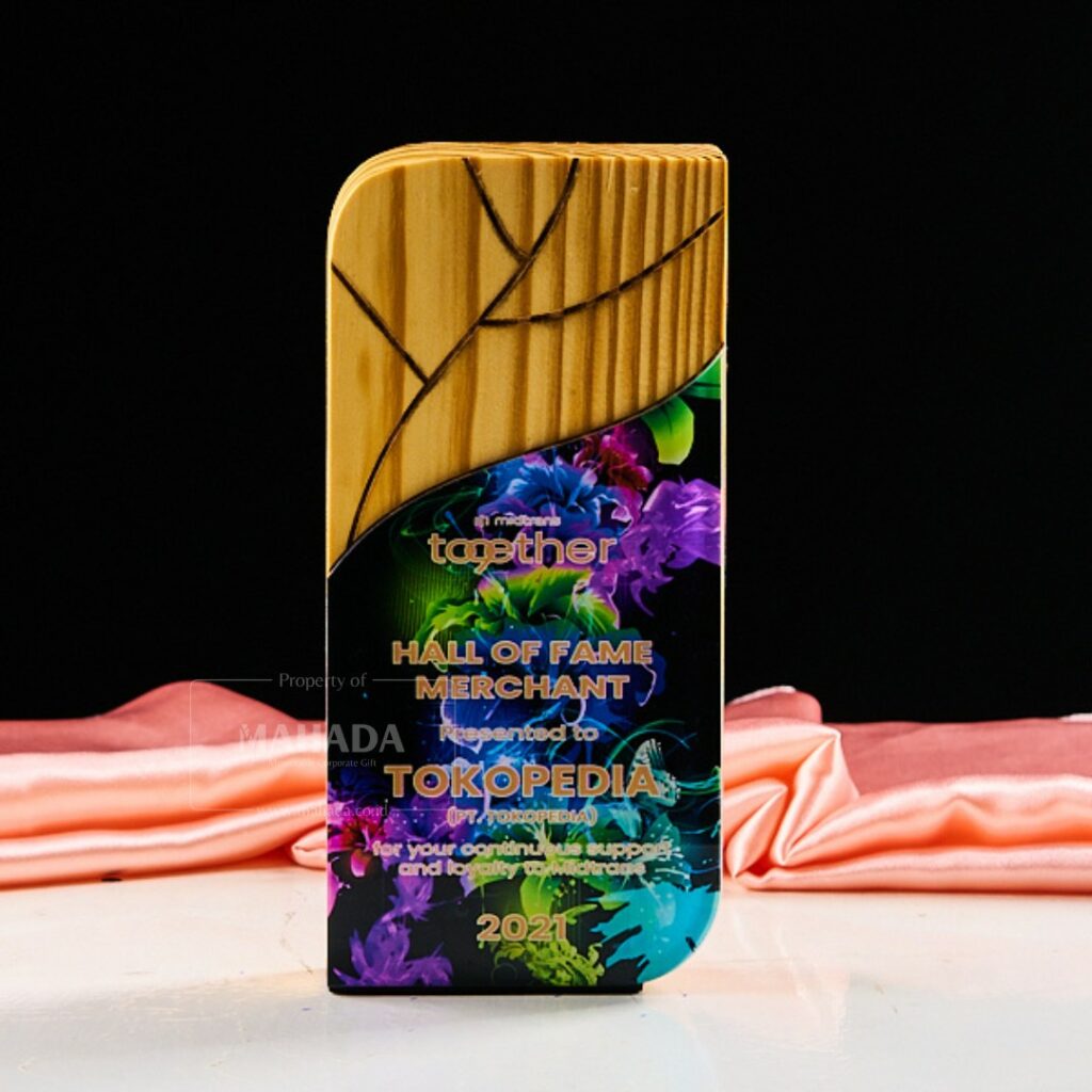 Plakat Bahan Kombinasi Akrilik dan Kayu Dengan Desain Grafis Custom (1)