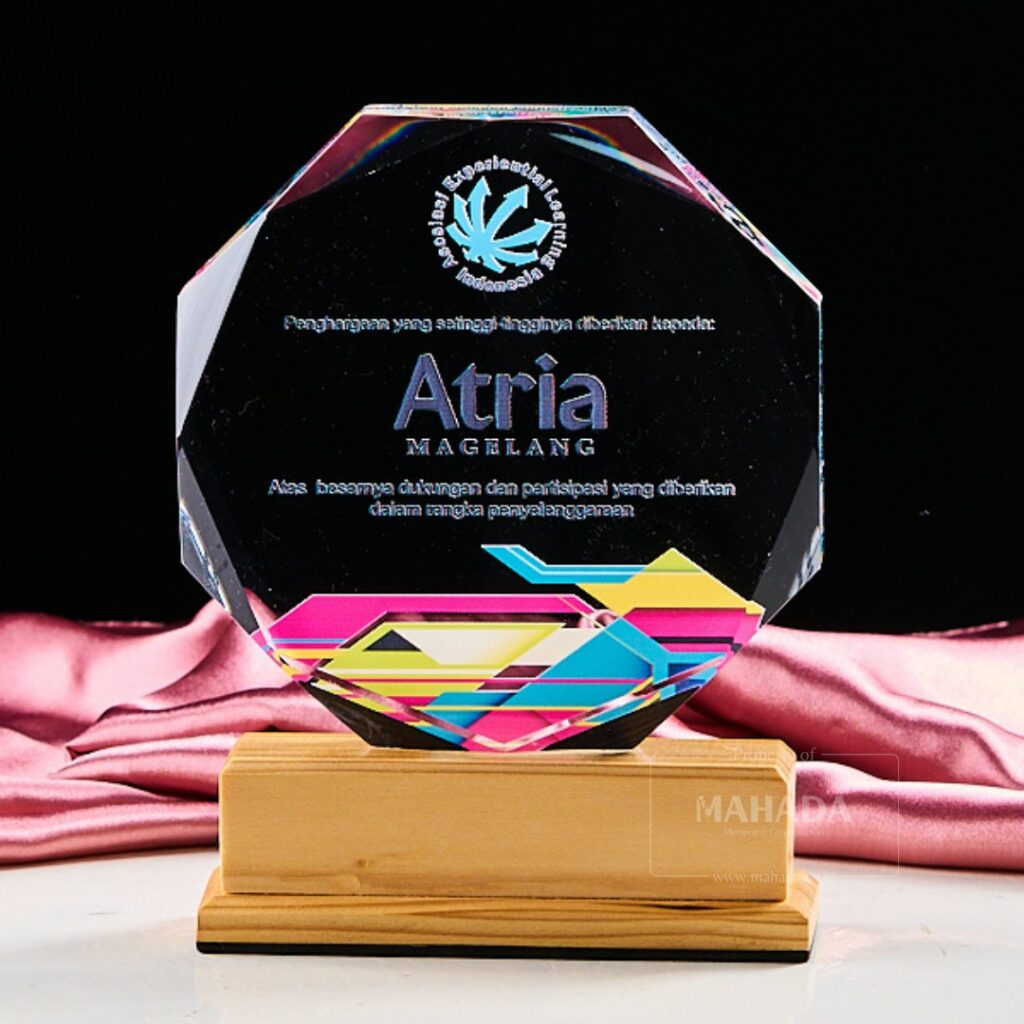 Plakat Berbahan Kombinasi Akrilik dan Kayu Berbentuk Bulat Dengan Diamond Cut Custom (5)