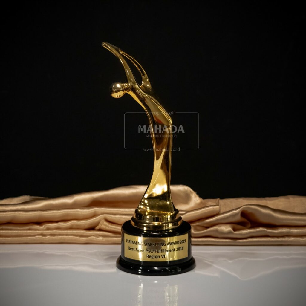 Plakat Berbahan Metal Dengan Bentuk Piala Custom (1)