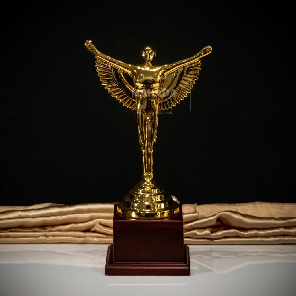 Plakat Berbahan Metal Dengan Bentuk Piala Custom (3)