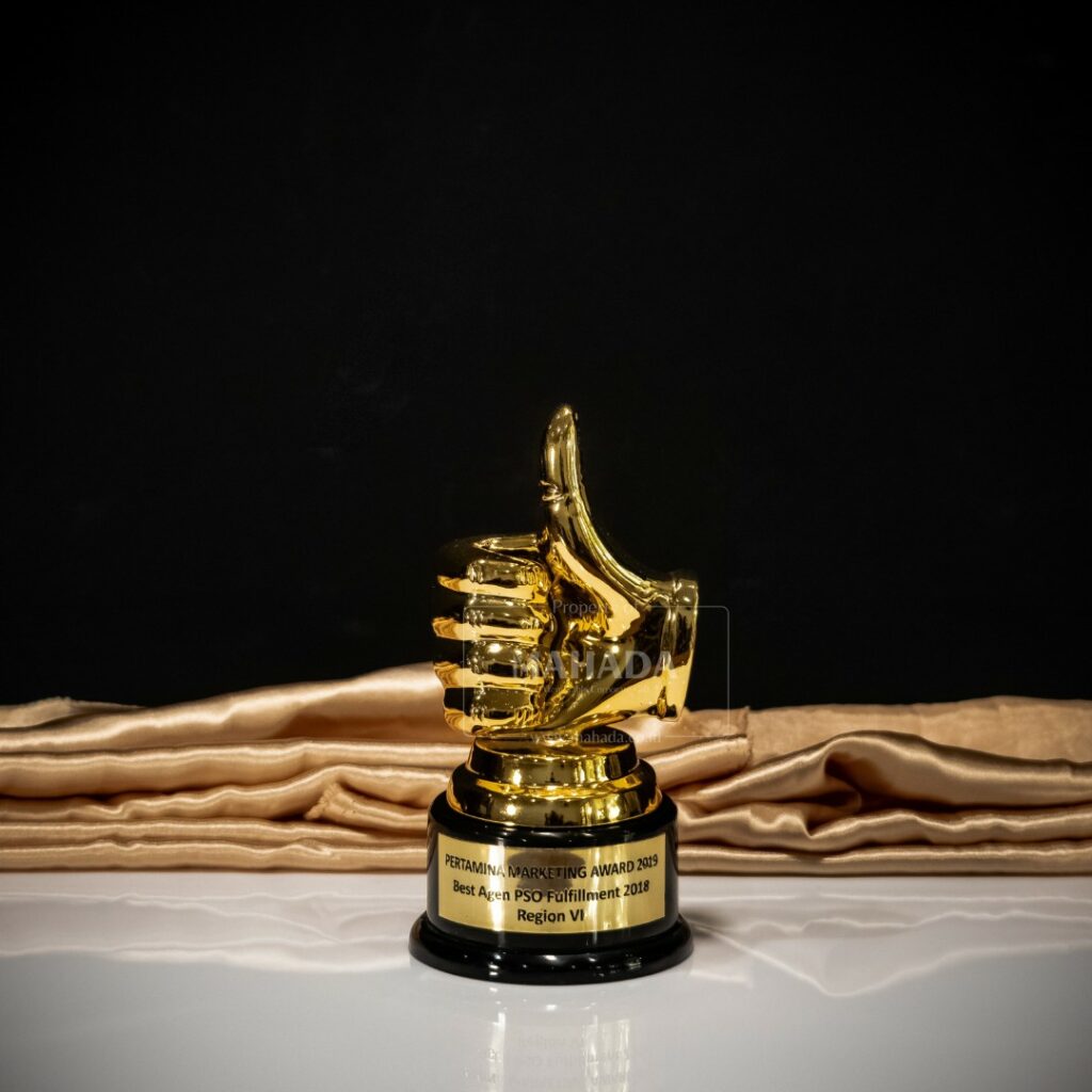 Plakat Berbahan Metal Dengan Bentuk Piala Custom (8)