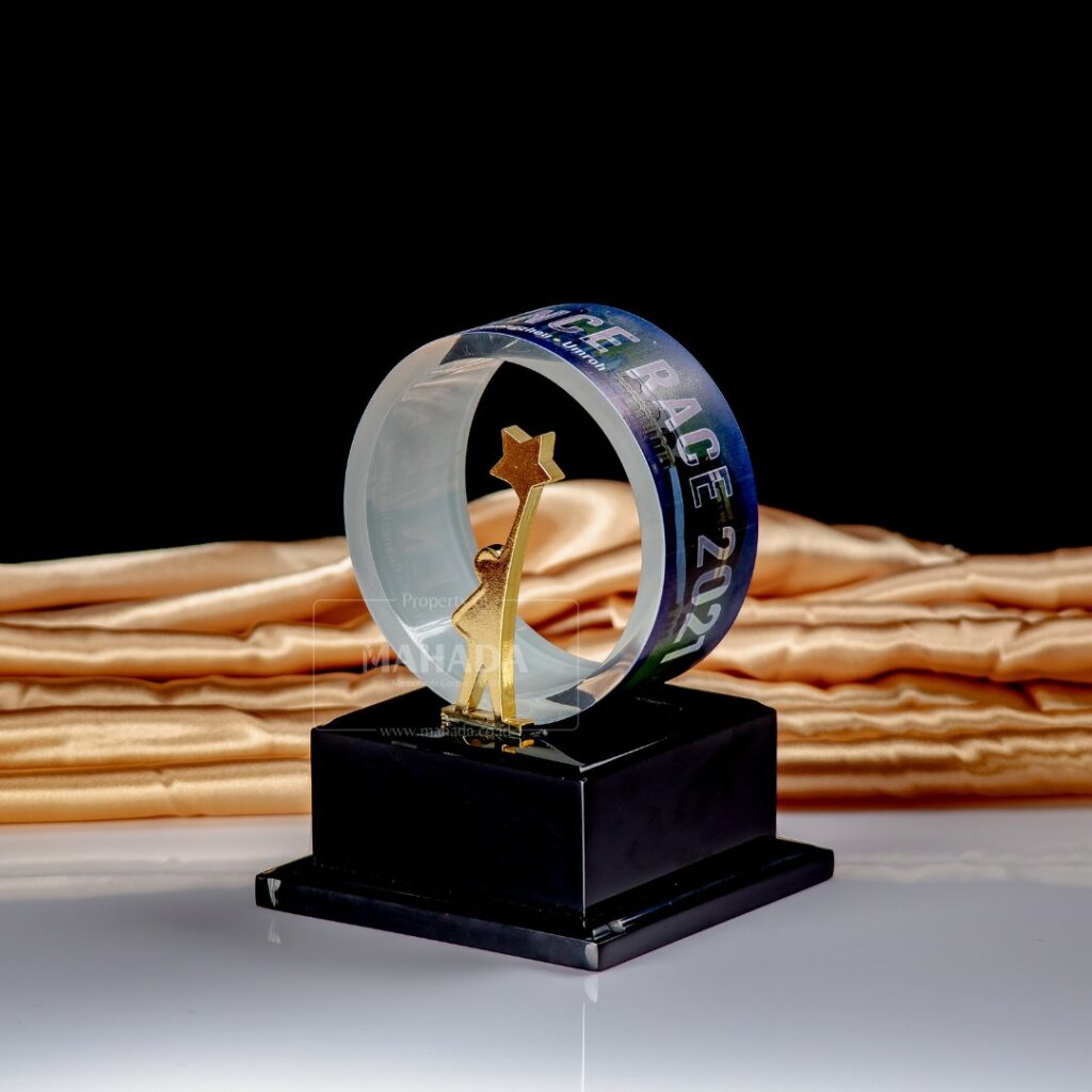 Plakat Berbahan Metal dan Kayu Dengan Model Custom Warna Silver dan Emas (2)