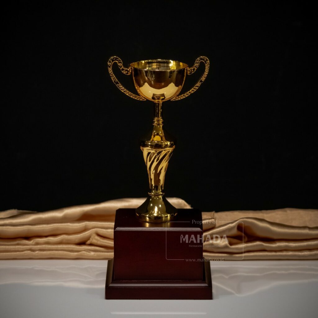 Plakat Berbahan Metal dan Kayu Dengan Model Custom Warna Silver dan Emas (5)