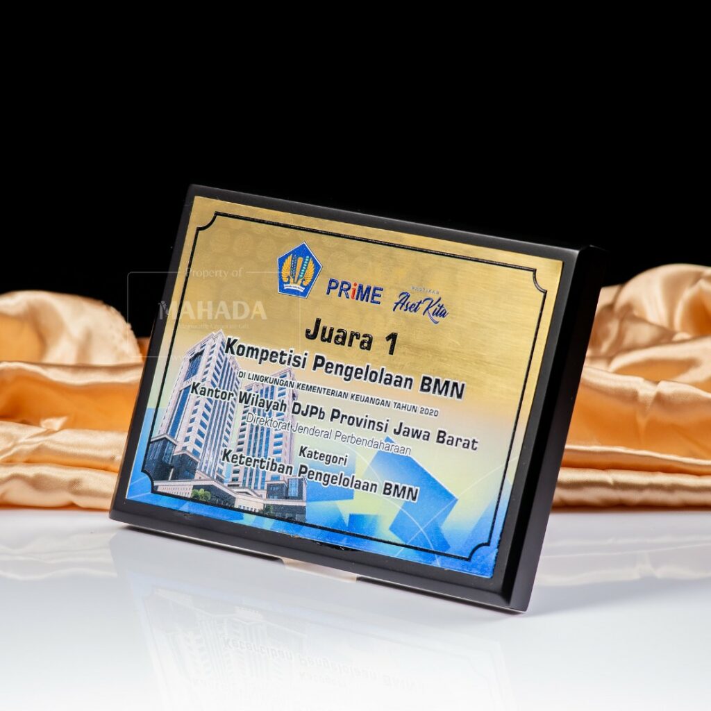 Plakat Kayu dan Metal Model Plat Dengan Custom Desain dan Stand (1)