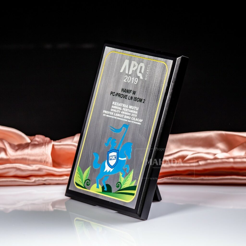 Plakat Kayu dan Metal Model Plat Dengan Custom Desain dan Stand (2)