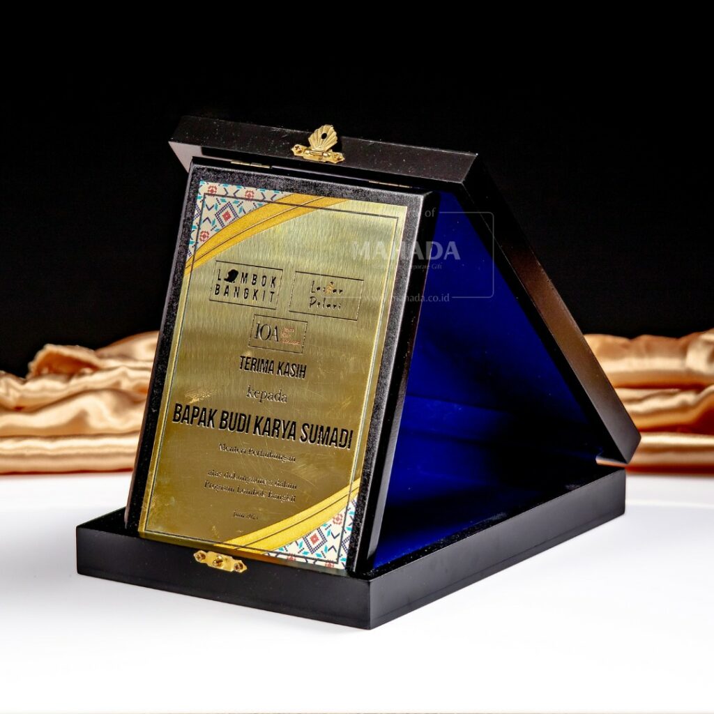 Plakat Kayu dan Metal Model Plat Dengan Custom Desain dan Stand (4)