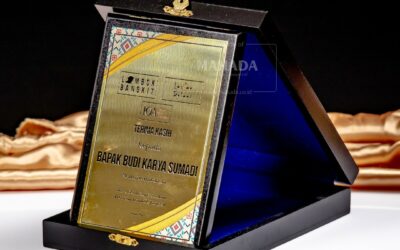 Perbedaan Plakat, Trophy, dan Piagam Penghargaan