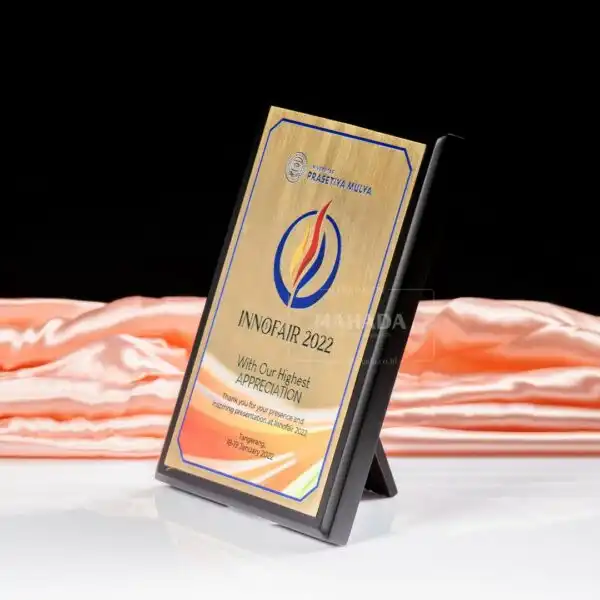 Plakat Kayu dan Metal Model Plat Dengan Custom Desain dan Stand (5)