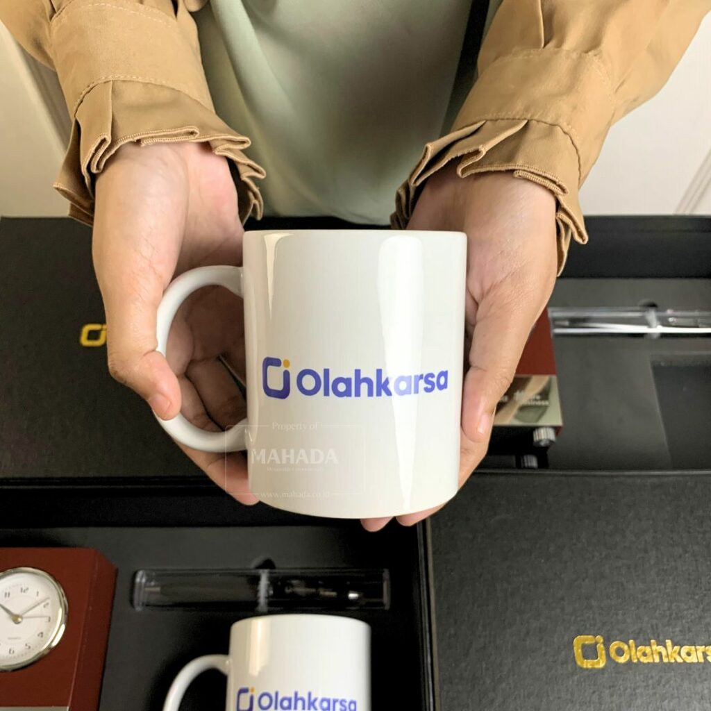 Mug Berbahan Keramik Dengan Logo dan Desain Custom Untuk Souvenir (5)