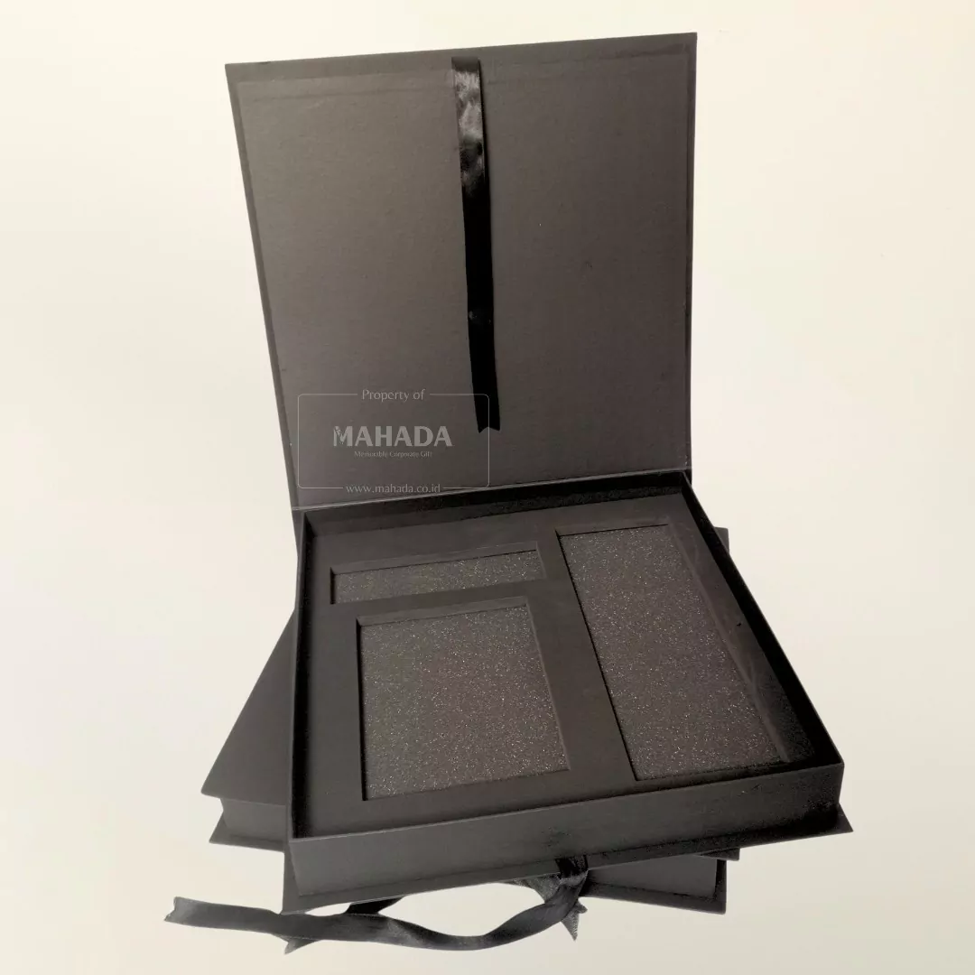 Packaging Box Berbahan Hardbox Dengan Model Book Style Dilengkapi Pita dan Custom Desain Logo (6) Packaging Box Berbahan Hardbox Dengan Model Book Style Dilengkapi Pita dan Custom Desain Logo (6)