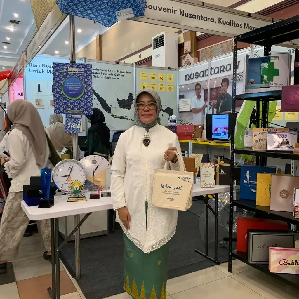 Pemberian gift set kepada peserta ibu dinas