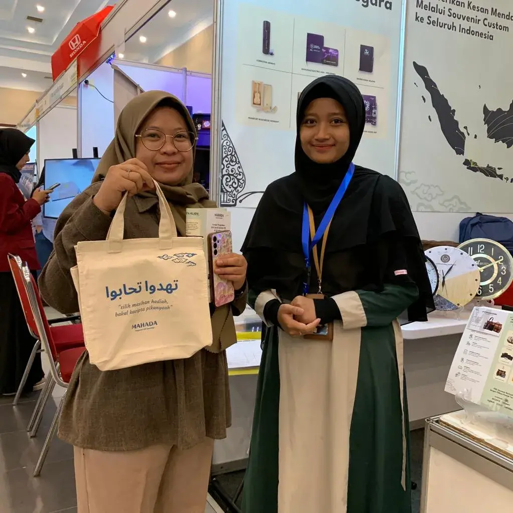 Pemberian gift set kepada peserta dari perusahaan swasta