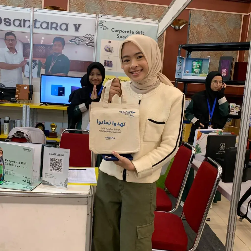 Pemberian gift set kepada instansi pemerintahan