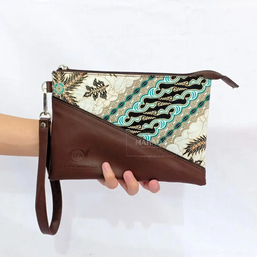 Tas Model Wrislet Dengan Tali Dapat Digantung Di Lengan Berbahan Kain dan Batik 4.jpg