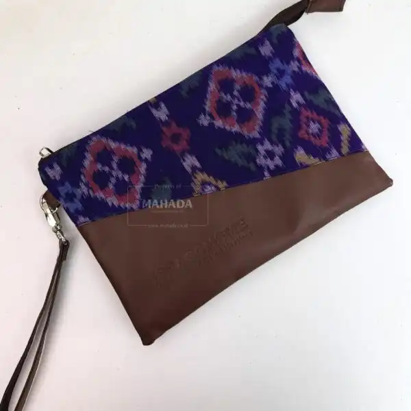 Tas Wrislet Pouch Dengan Bahan Kulit dan Batik Custom Logo Deboss (2)