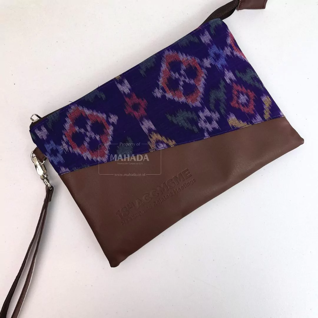 Tas Wrislet Pouch Dengan Bahan Kulit dan Batik Custom Logo Deboss (2)