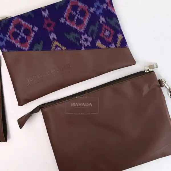 Tas Wrislet Pouch Dengan Bahan Kulit dan Batik Custom Logo Deboss (3)