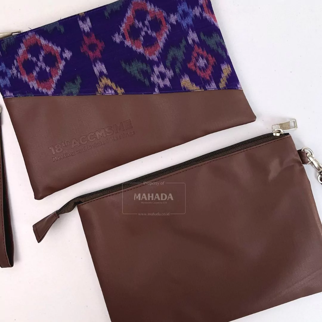 Tas Wrislet Pouch Dengan Bahan Kulit dan Batik Custom Logo Deboss (3)