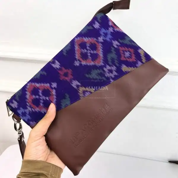 Tas Wrislet Pouch Dengan Bahan Kulit dan Batik Custom Logo Deboss (4)