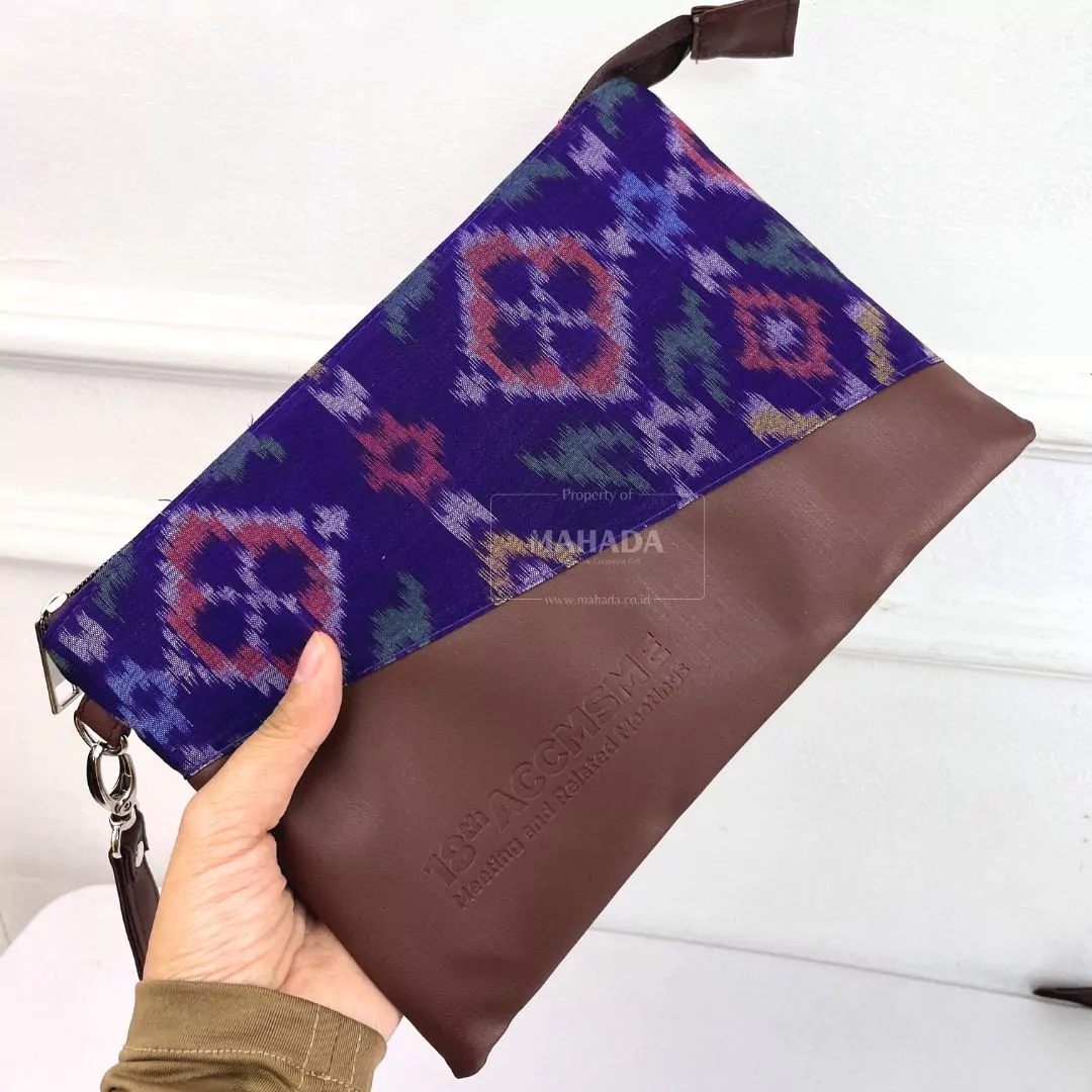 Tas Wrislet Pouch Dengan Bahan Kulit dan Batik Custom Logo Deboss (4)