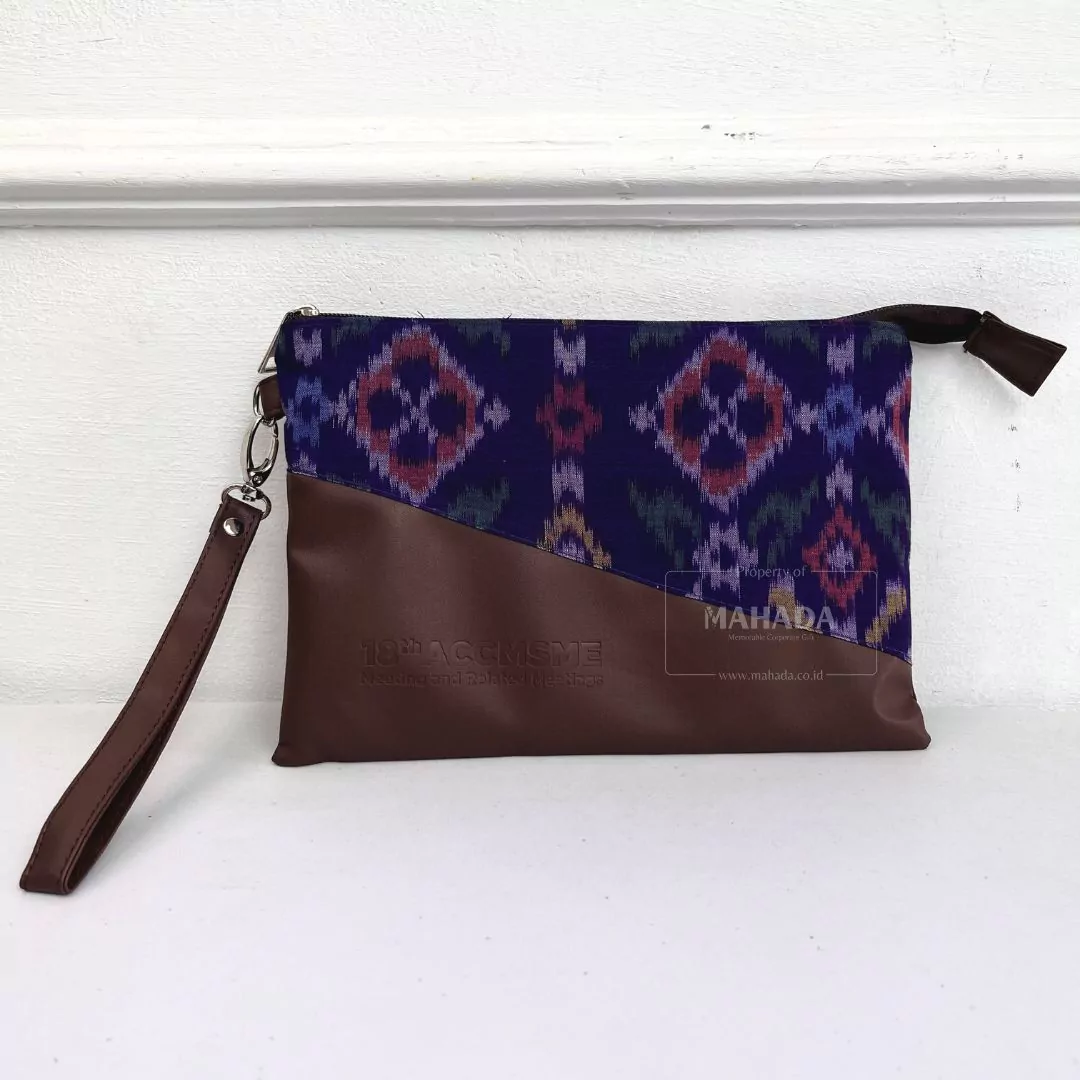 Tas Wrislet Pouch Dengan Bahan Kulit dan Batik Custom Logo Deboss (5)