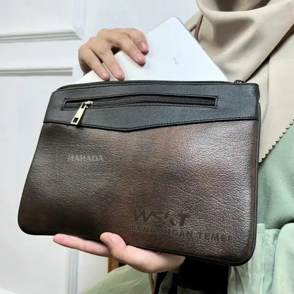Tas Wrislet Pouch Dengan Bahan Kulit dan Batik Custom Logo Deboss (9)