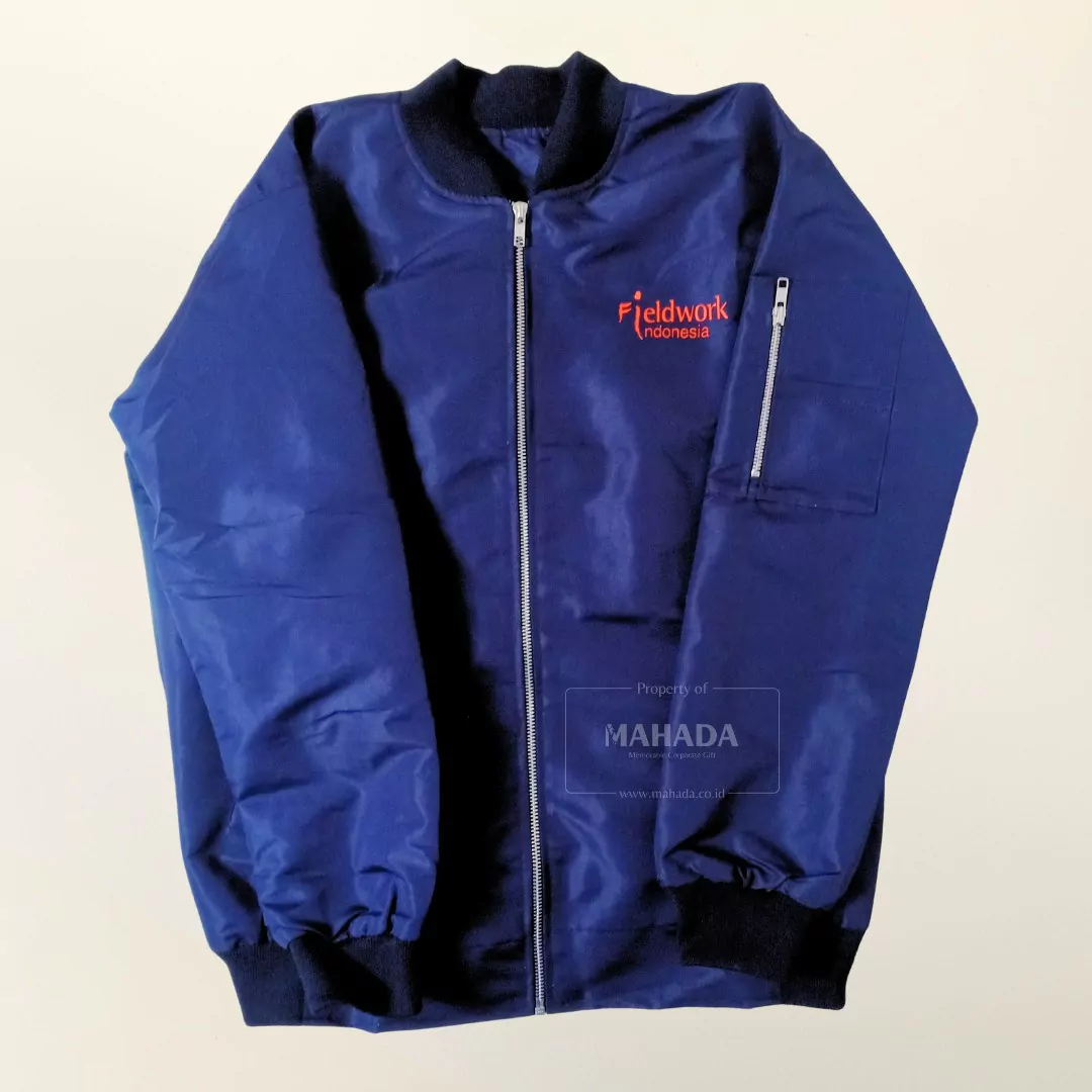 Jaket Custom Dengan Custom Logo Perusahaan Untuk Souvenir Kantor (1) Jaket Custom Dengan Custom Logo Perusahaan Untuk Souvenir Kantor (1)