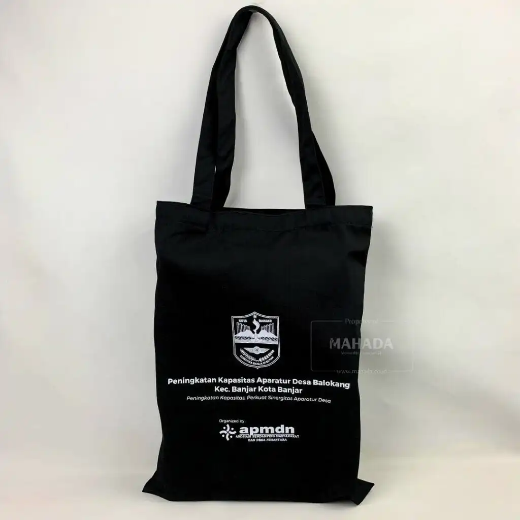 Souvenir Event 3 Berisi Totebag Berwarna Hitam Dengan Logo