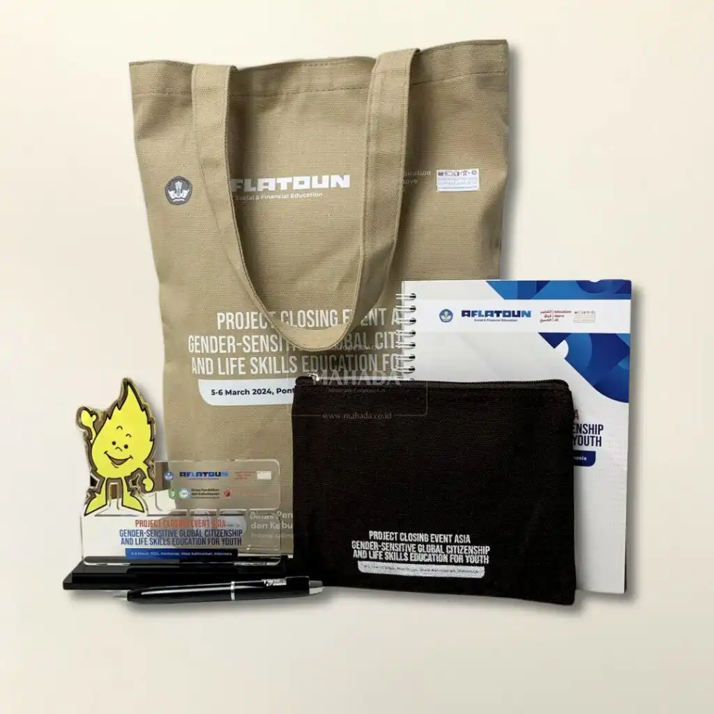Souvenir Event 5 Berisi Totebag, Plakat Akrilik, Pouch, Buku Agenda, dan Pulpen