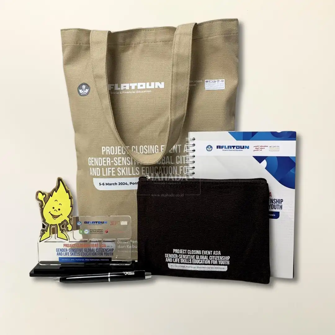 Souvenir Event 5 Berisi Totebag, Plakat Akrilik, Pouch, Buku Agenda, dan Pulpen