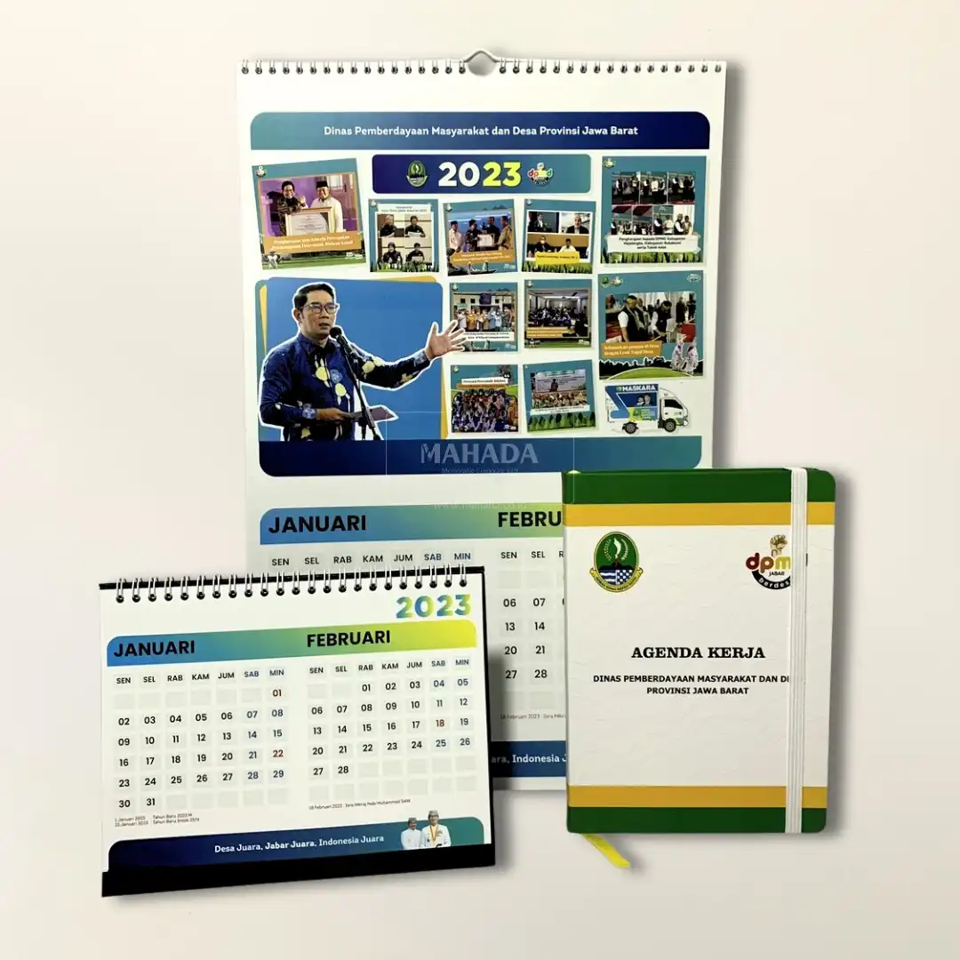 Souvenir Kantor 2 Berisi Buku Agenda dan Kalender Souvenir Kantor 2 Berisi Buku Agenda dan Kalender
