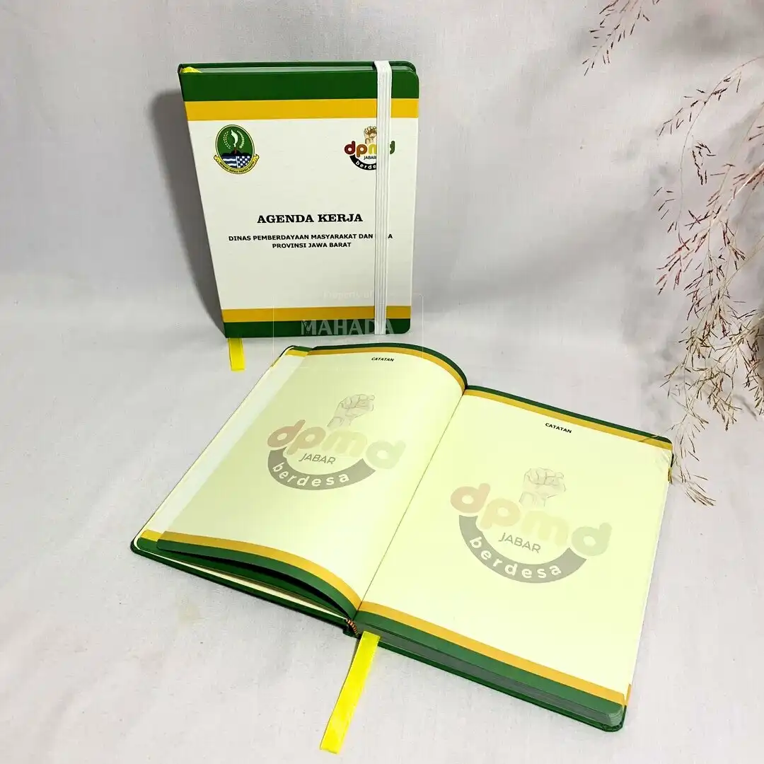 Souvenir Kantor 2 Berisi Buku Agenda Hardcover dengan Karet (1)