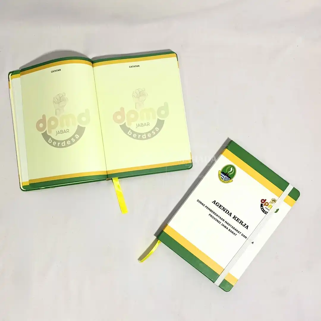 Souvenir Kantor 2 Berisi Buku Agenda Hardcover dengan Karet (3) Souvenir Kantor 2 Berisi Buku Agenda Hardcover dengan Karet (3)