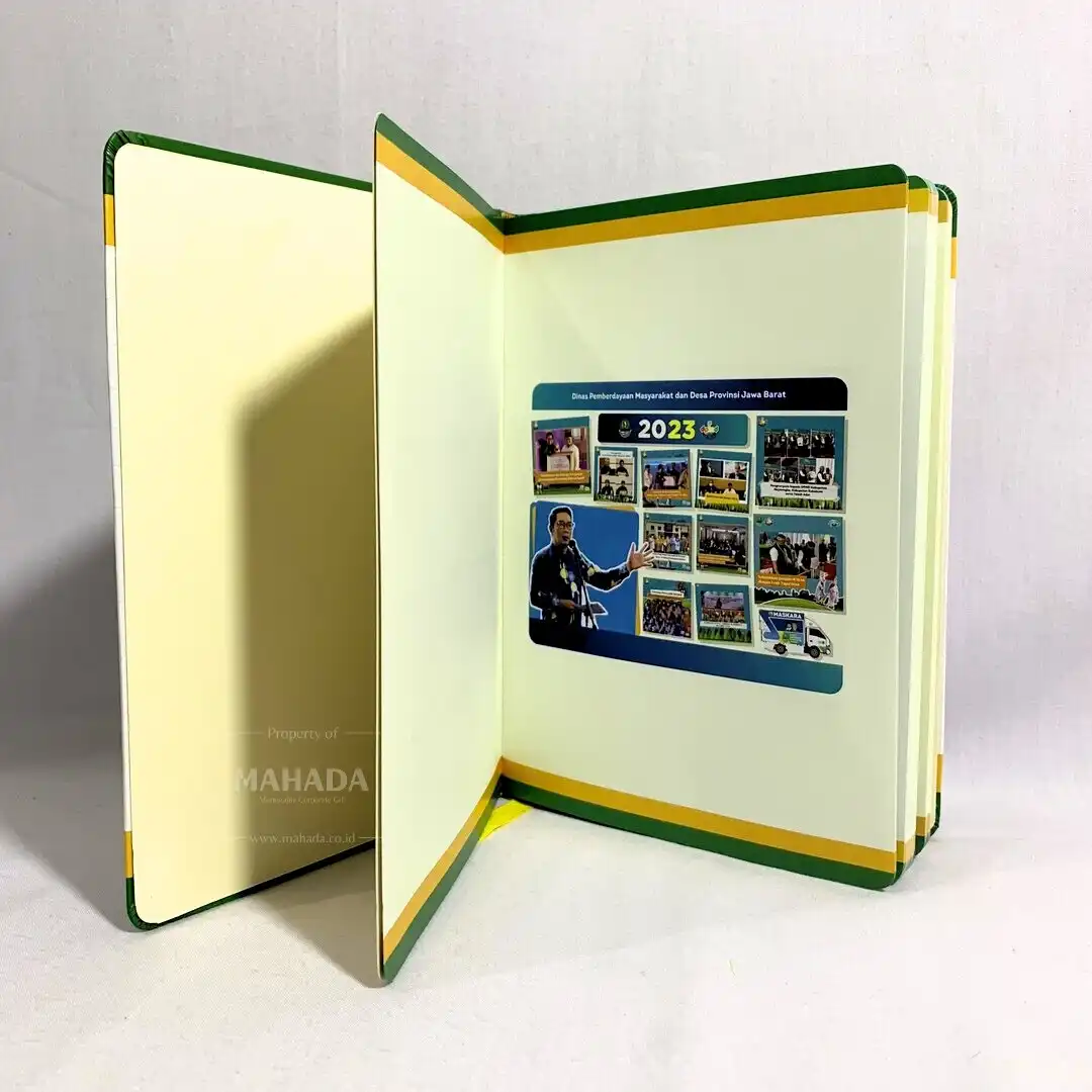 Souvenir Kantor 2 Berisi Buku Agenda Hardcover dengan Karet (4) Souvenir Kantor 2 Berisi Buku Agenda Hardcover dengan Karet (4)