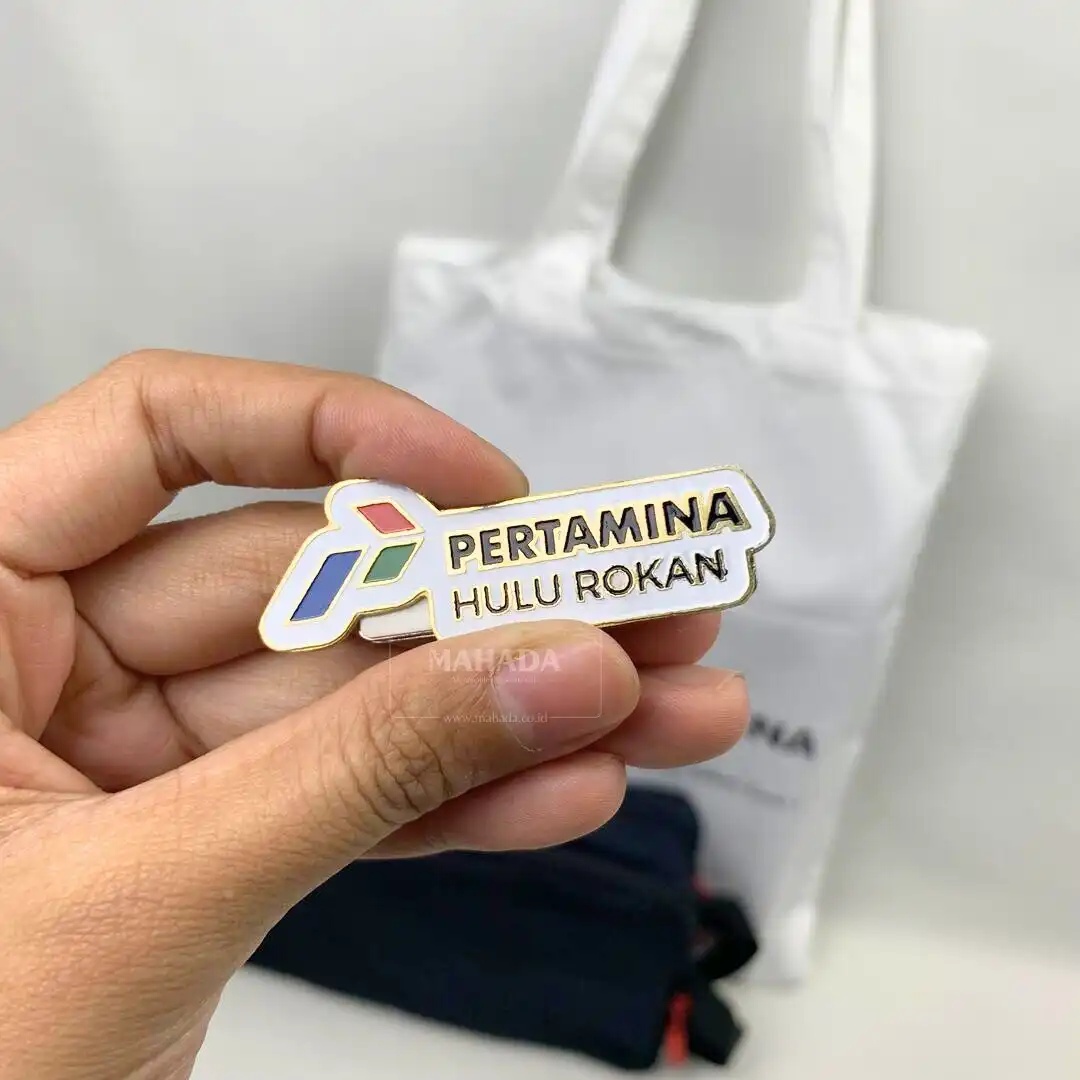 Souvenir Kantor 3 Berisi Pin Kuningan Logo Perusahaan Souvenir Kantor 3 Berisi Pin Kuningan Logo Perusahaan