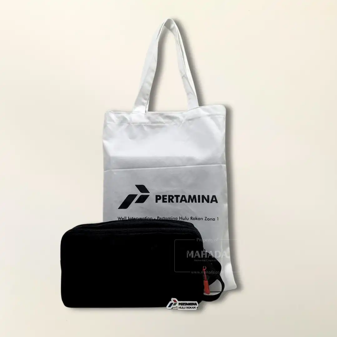 Souvenir Kantor 3 Berisi Totebag, Pin dan Pouch Souvenir Kantor 3 Berisi Totebag, Pin dan Pouch