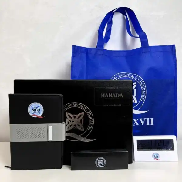 Gift Set 4 Item Souvenir Kampus Berisi Buku Agenda, Pulpen Metal, Jam Meja Digital dan Goodiebag Custom (1)