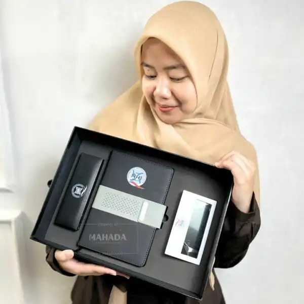 Gift Set 4 Item Souvenir Kampus Berisi Buku Agenda, Pulpen Metal, Jam Meja Digital dan Goodiebag Custom (2)