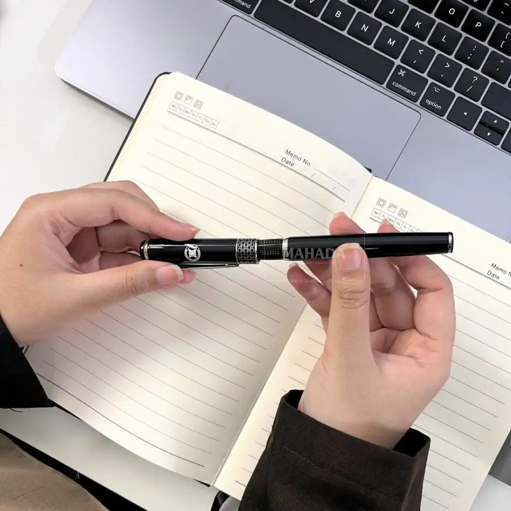 Gift Set 4 Item Souvenir Kampus Berisi Buku Agenda, Pulpen Metal, Jam Meja Digital dan Goodiebag Custom (3)