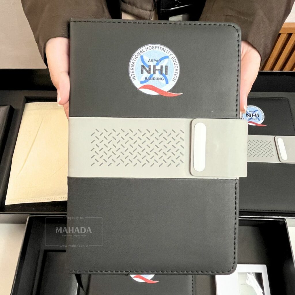 Gift Set 4 Item Souvenir Kampus Berisi Buku Agenda, Pulpen Metal, Jam Meja Digital dan Goodiebag Custom (5)