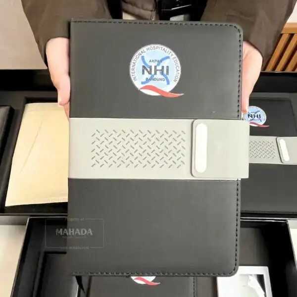 Gift Set 4 Item Souvenir Kampus Berisi Buku Agenda, Pulpen Metal, Jam Meja Digital dan Goodiebag Custom (5)
