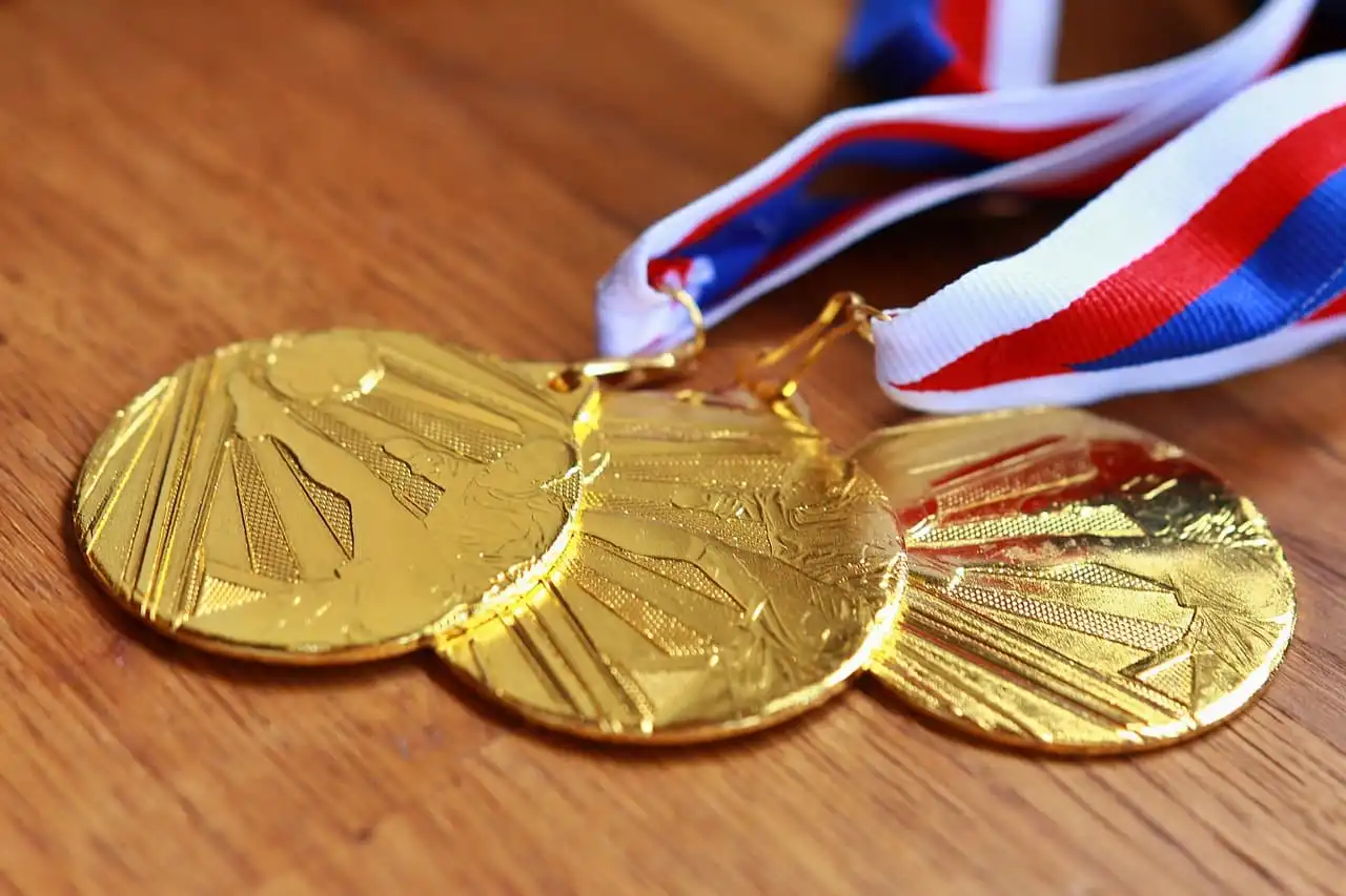 Rekomendasi Medali dan Piala Lomba Agustusan yang Berkesan