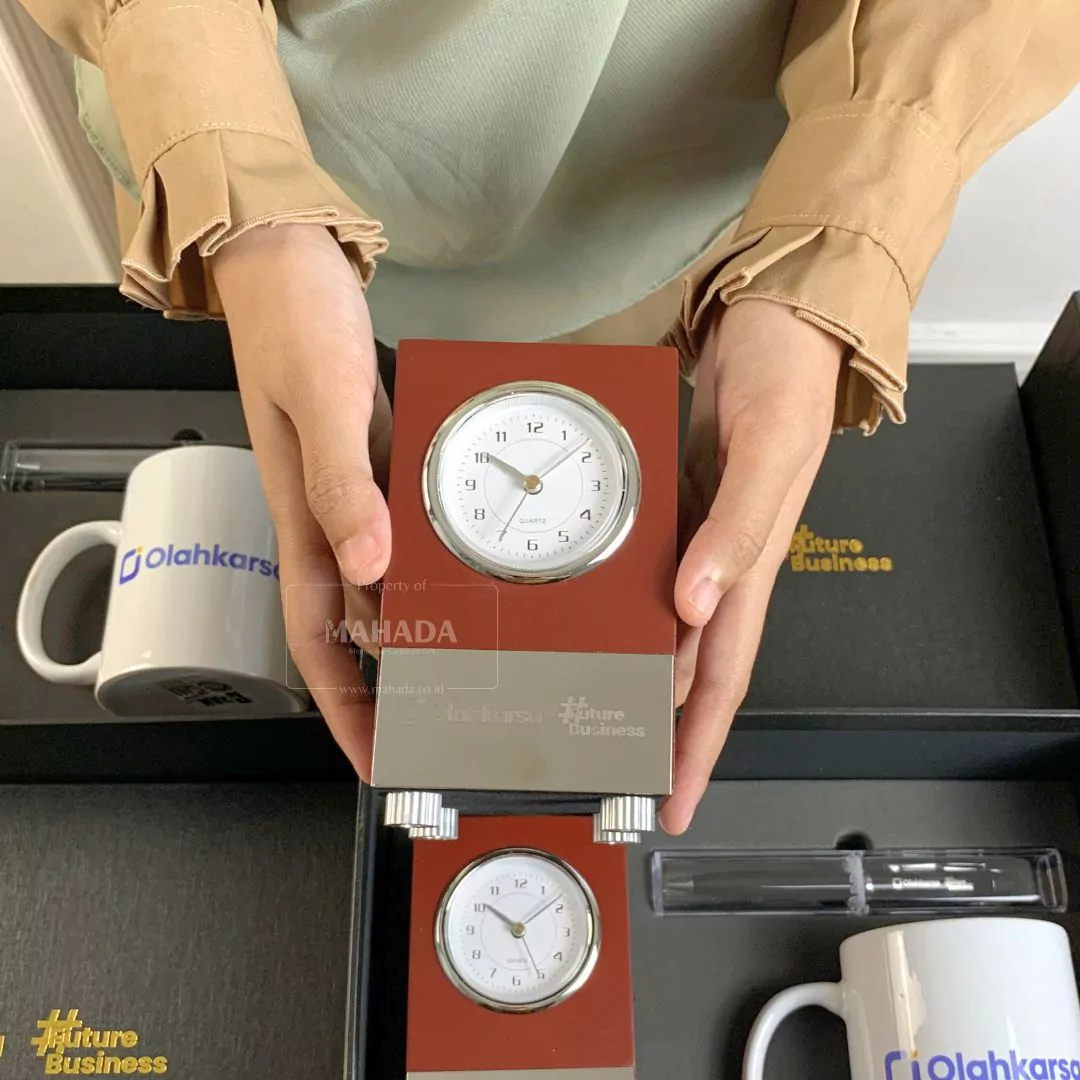 Jam Meja Analog Dengan Bahan Kayu dan List Silver Dengan Custom Logo Perusahaan (5)