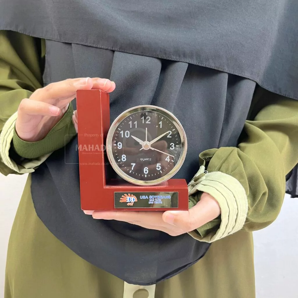 Jam Meja Analog Dengan Bahan Kayu dan List Silver Dengan Custom Logo Perusahaan (6)