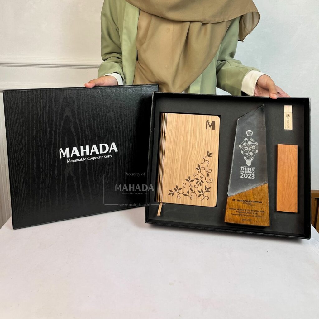 plakat kombinasi akrilik dan kayu custom mahada (3)