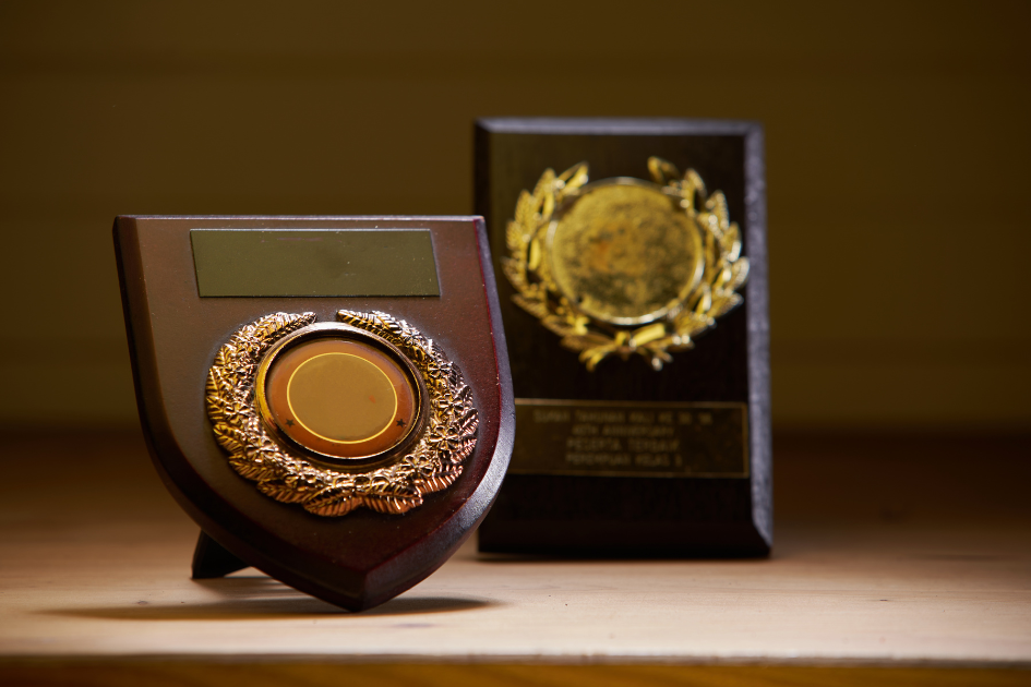 Tips Memilih Plakat yang Tepat untuk Acara Penghargaan